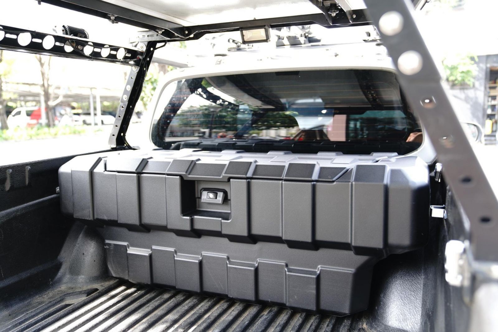 Hộp đựng đồ xe bán tải Aeroklas Ubox trang bị khóa an toàn, bảo vệ tài sản cá nhân