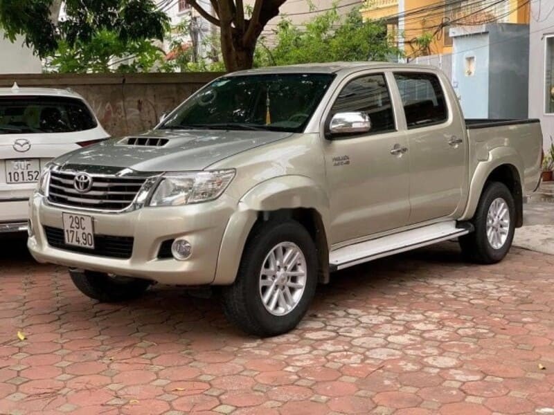 Toyota Hilux 2012 trang bị mâm xe 6 chấu khỏe khoắn, góp phần tạo nên dáng vẻ năng động và thể thao