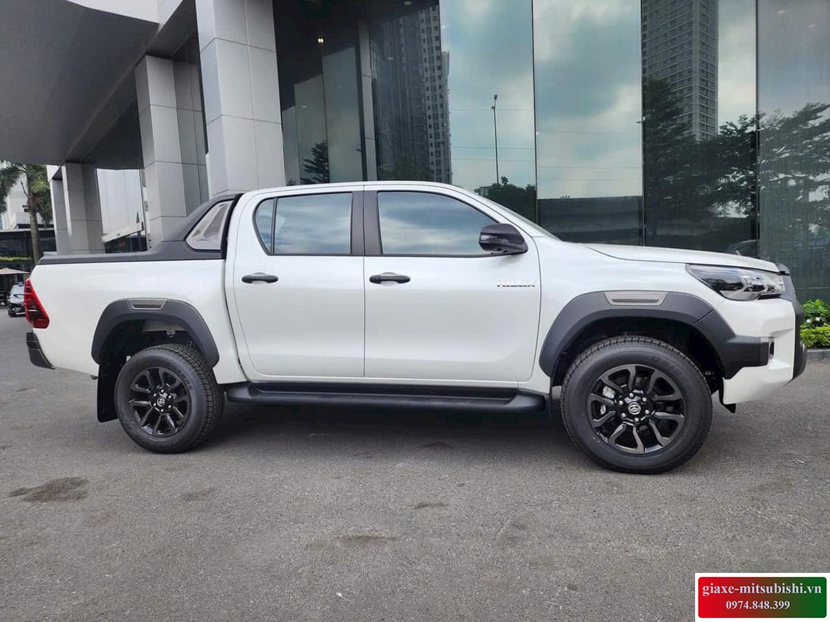 Toyota Hilux 4WD mạnh mẽ vượt địa hình