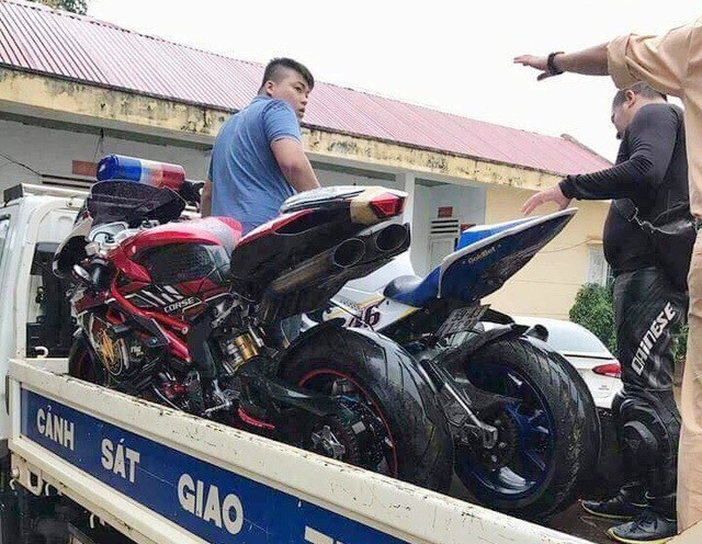 Một số xe phân khối lớn bị tạm giữ tại đồn công an, minh chứng cho hành vi vi phạm pháp luật và thái độ kiên quyết xử lý của cơ quan chức năng.
