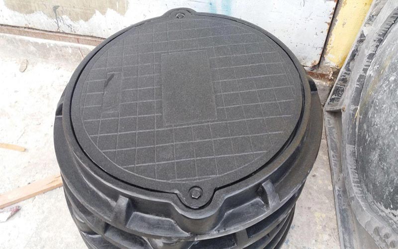 Regard de câble composite résistant à la charge des véhicules sur une route urbaine