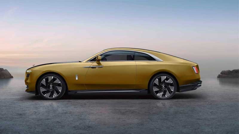 Hình ảnh xe Rolls-Royce Spectre màu bạc sang trọng, chụp ban đêm với ánh đèn lung linh