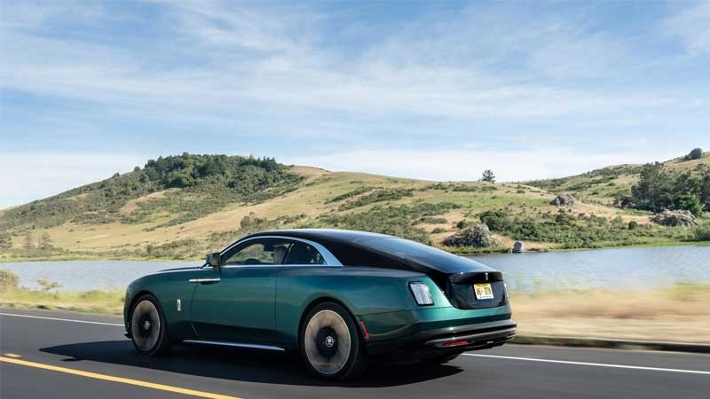 Hình ảnh xe Bentley Continental GT Speed màu xanh dương đậm, đậu trước khách sạn 5 sao