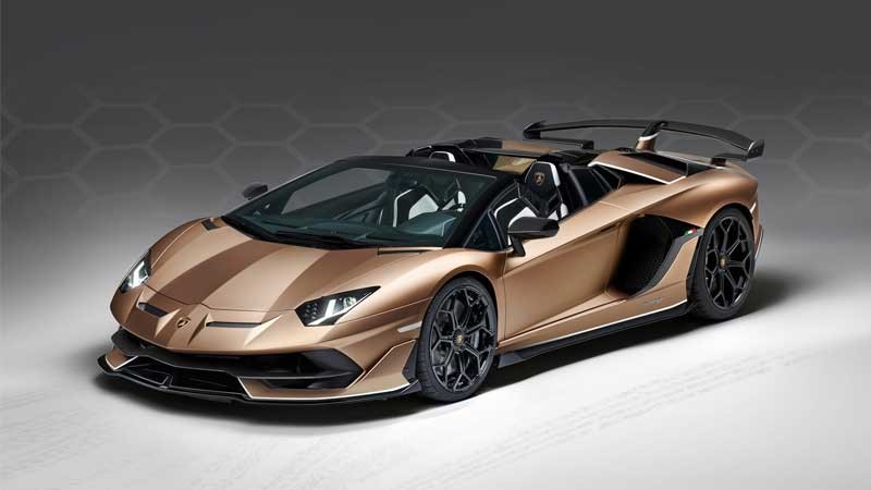 Hình ảnh xe Lamborghini Aventador SVJ Roadster màu cam rực rỡ, chụp góc cạnh thể hiện thiết kế hầm hố