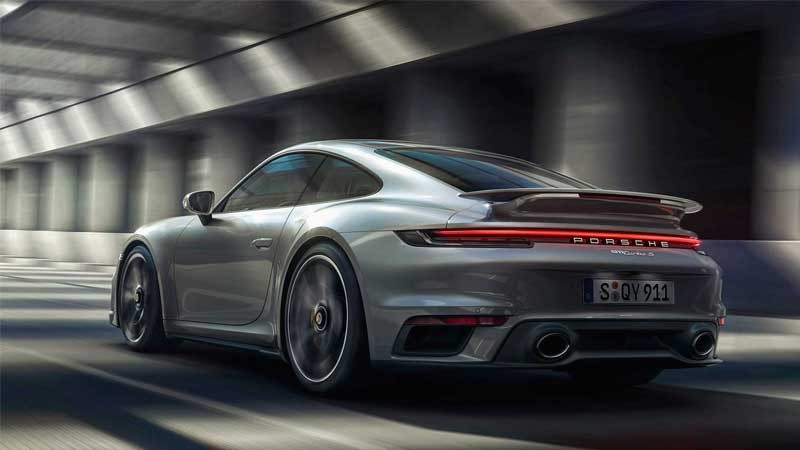 Hình ảnh xe Porsche 911 Turbo S màu đỏ, chụp cận cảnh đèn hậu LED và cánh gió thể thao