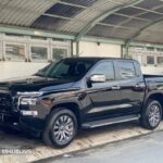 Hình ảnh đầu xe Mitsubishi Triton 2WD Premium 2024 màu đen với lưới tản nhiệt Dynamic Shield mạnh mẽ