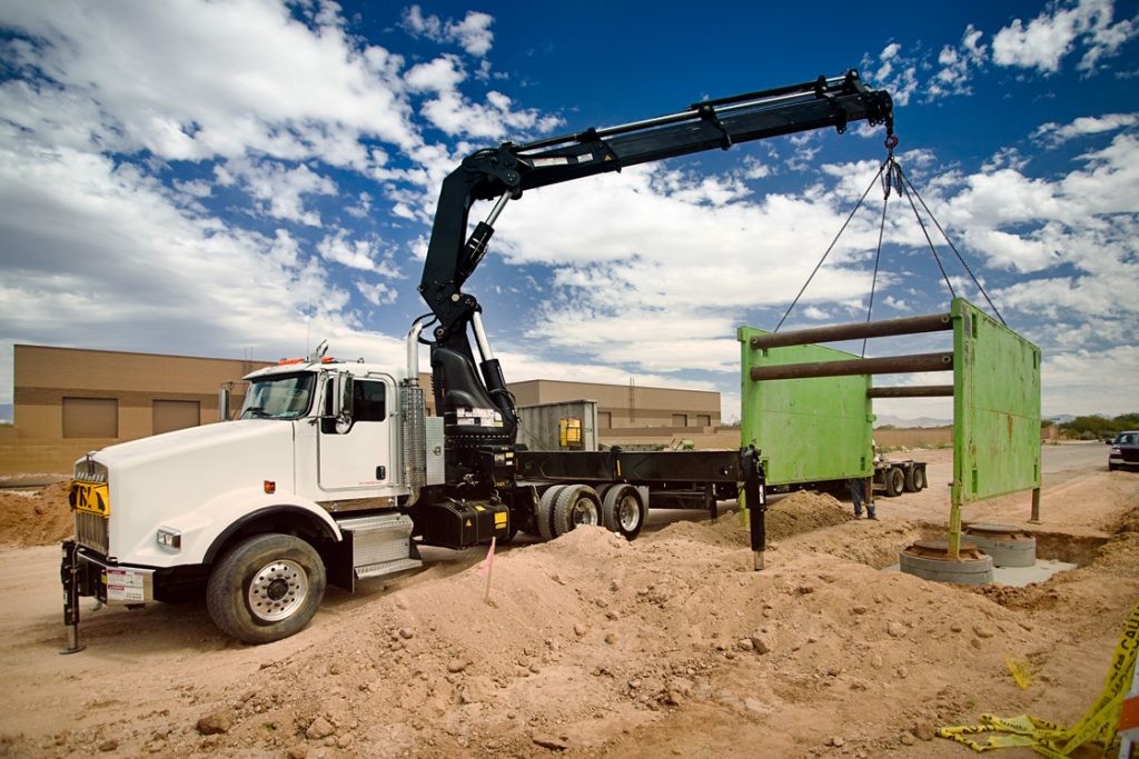 Hình ảnh xe tải tham gia vào quá trình xử lý vật liệu trong xây dựng