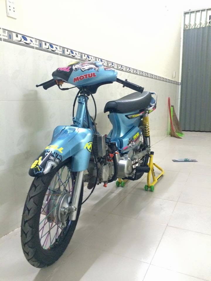 Nahaufnahme der Verkleidung eines getunten Dream Bikes