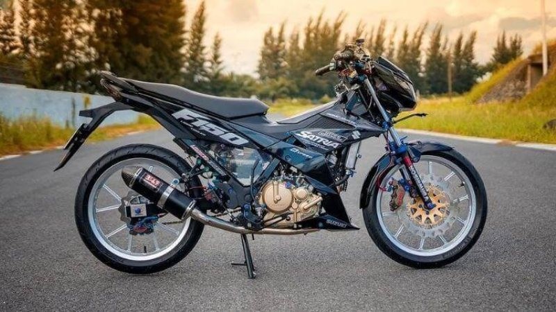 alt text: Hình nền xe độ thể thao màu đỏ đen