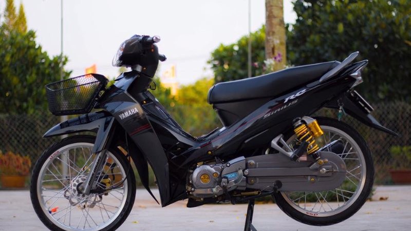 alt text: Hình nền xe độ màu đen trên đường phố