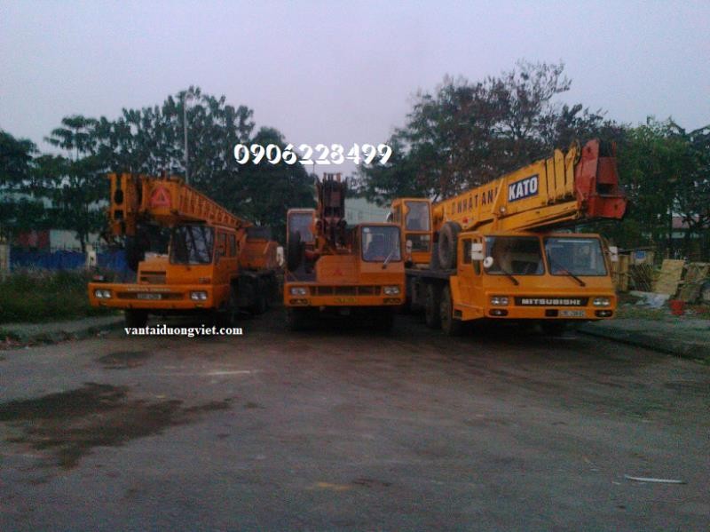 Xe cẩu thùng với cần cẩu hiện đại