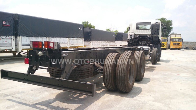 Isuzu 18-ton truck cargo box