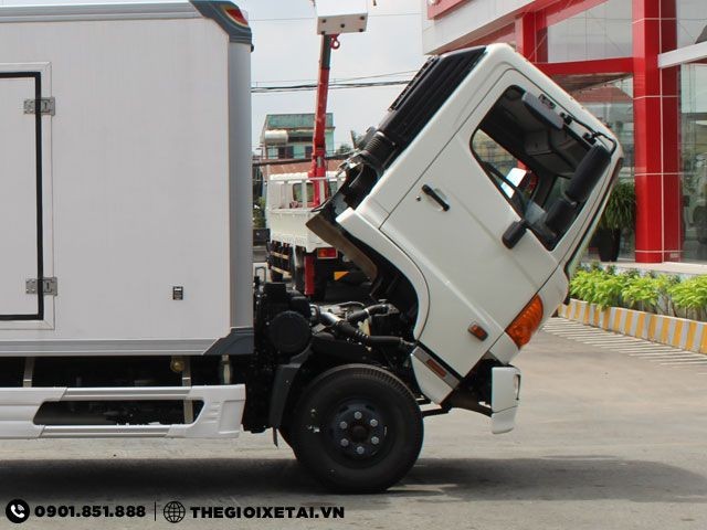 Cabin lật của xe tải Hino FC series, cơ chế bảo dưỡng dễ dàng