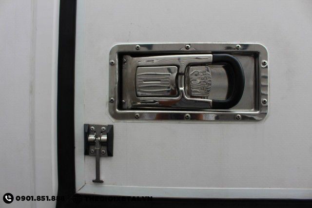 Cửa hông thùng đông lạnh xe tải Hino FC thiết kế phẳng, tiện lợi