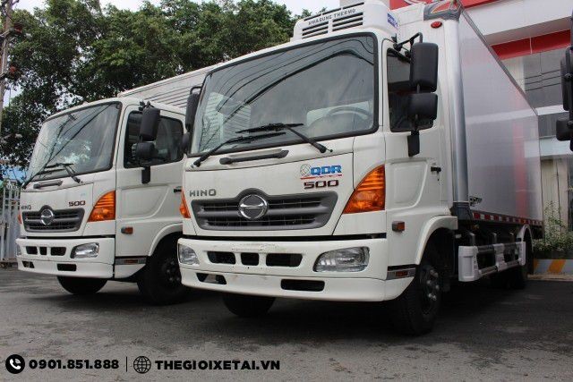 Góc nghiêng cabin xe tải Hino FC thùng đông lạnh với kính chắn gió rộng rãi