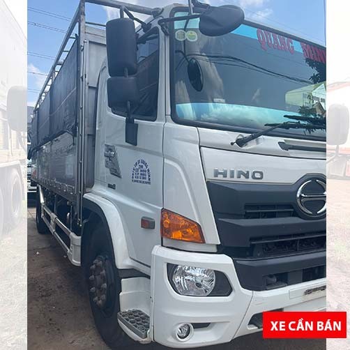 Używana ciężarówka Hino FG 8 ton, model 2022, skrzynia 7.36m, zbliżenie.