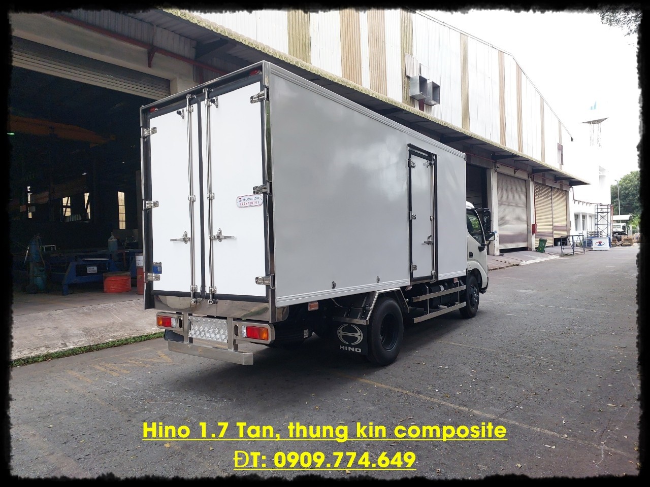 ภายในรถบรรทุก Hino 1.7 ตัน รุ่นตู้ทึบ Composite