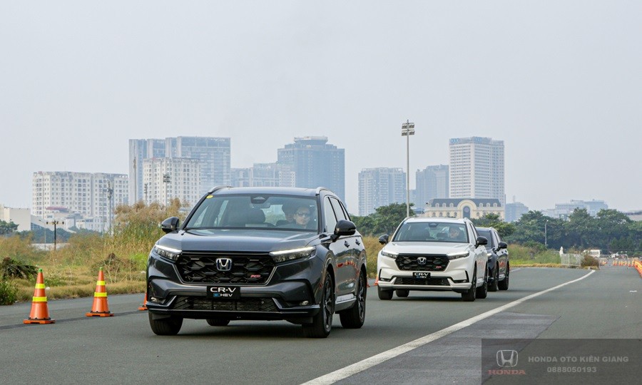 Honda CR-V 2025, widok z boku na tle miejskiego krajobrazu.