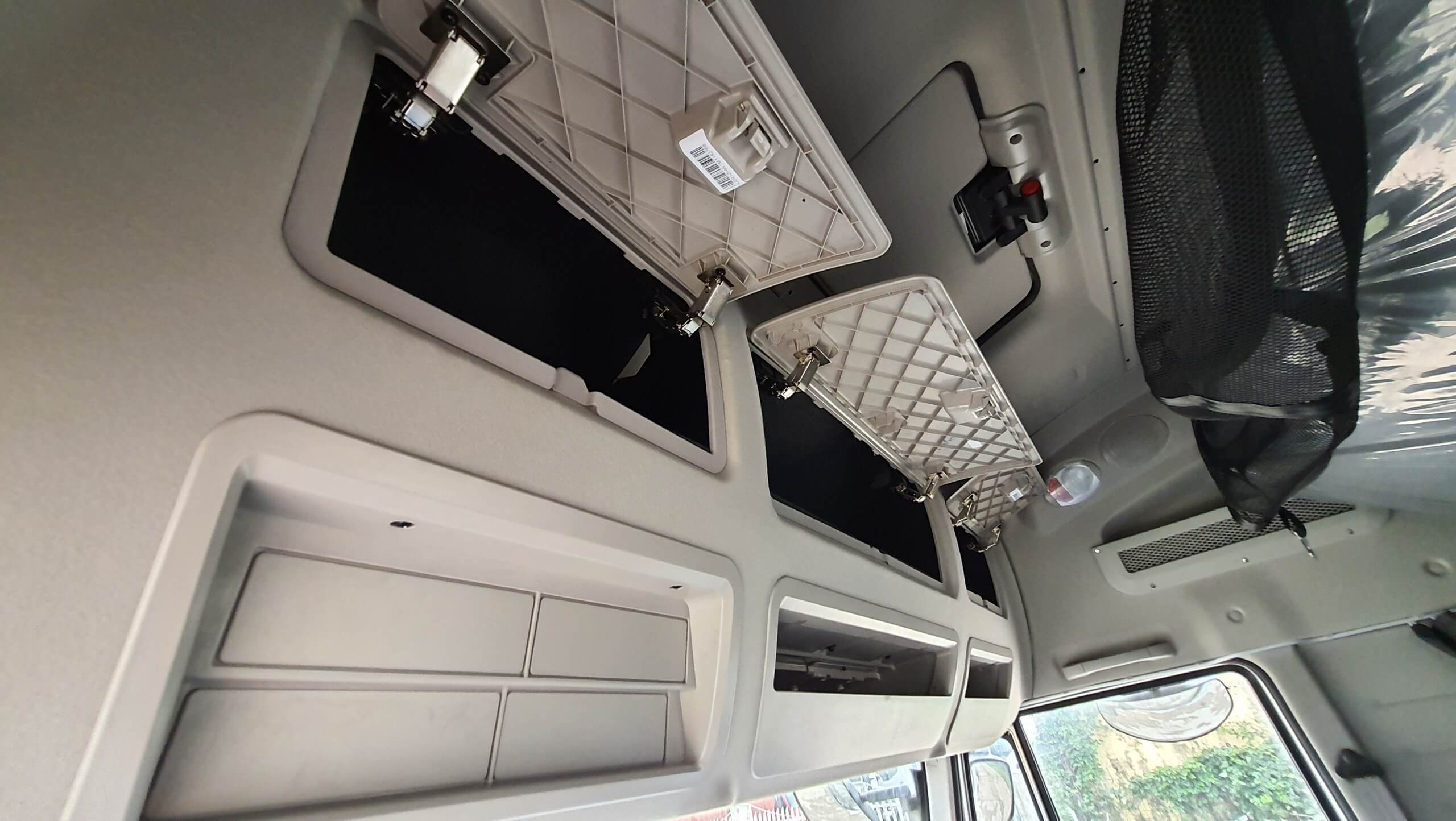 Nội Thất Cabin Xe Tải 4 Chân Hongyan Rộng Rãi