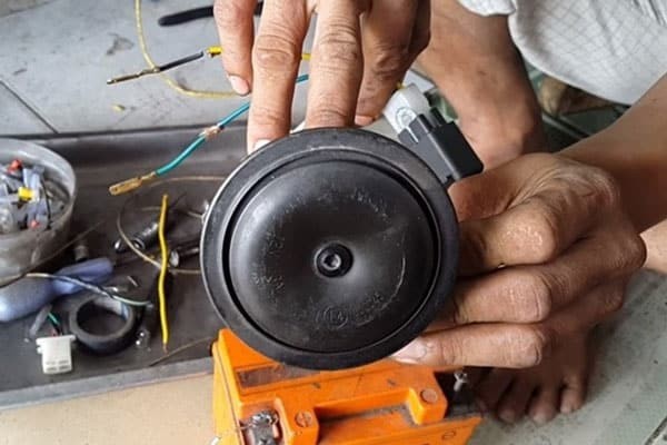 Guía para revisar y reparar el sistema de bocina de camión.