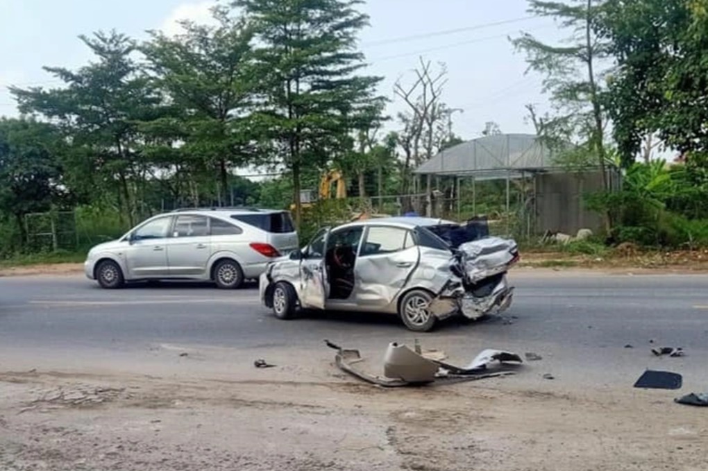 Cảnh xe ben va chạm với Hyundai i10