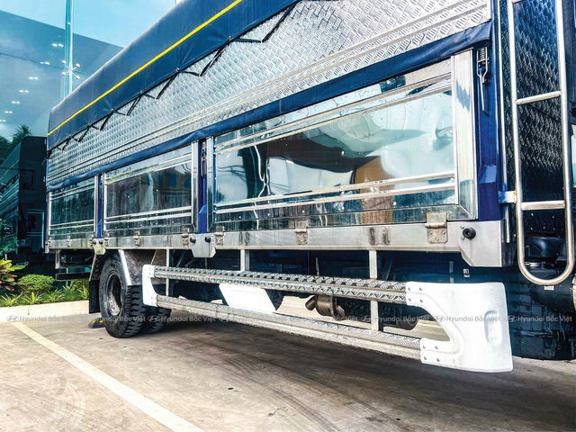 Cabine do camião Hyundai Mighty 110SL com contentor de lona branco