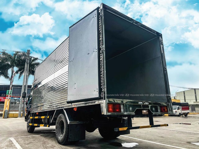 Logótipo da Hyundai na frente do camião Mighty 110SP com contentor selado em aço inoxidável