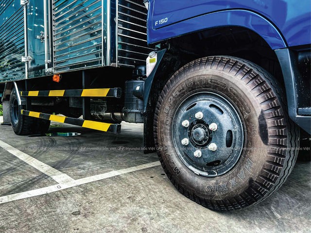 Camion Hyundai Mighty 110SP furgonato in acciaio inox, moderno e lucido