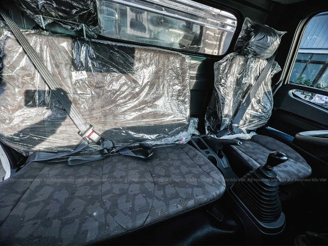 Nội thất cabin xe tải Hyundai Mighty 75S với ghế bọc nỉ giả da