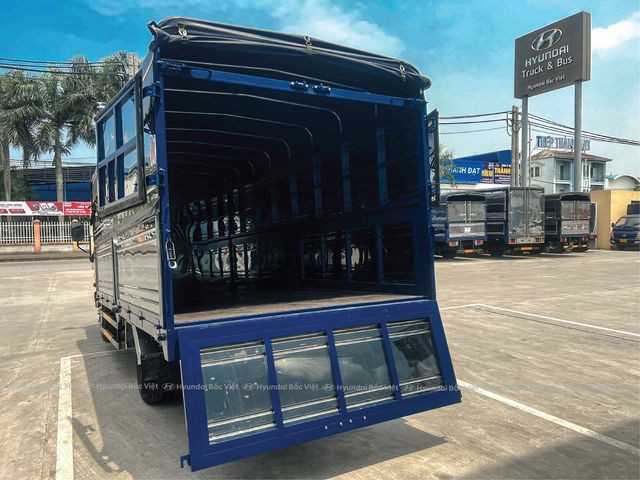 Xe tải Hyundai N250SL thùng mui bạt, tải trọng 2.5 tấn, phiên bản thùng dài, phù hợp cho vận chuyển hàng hóa đường dài.