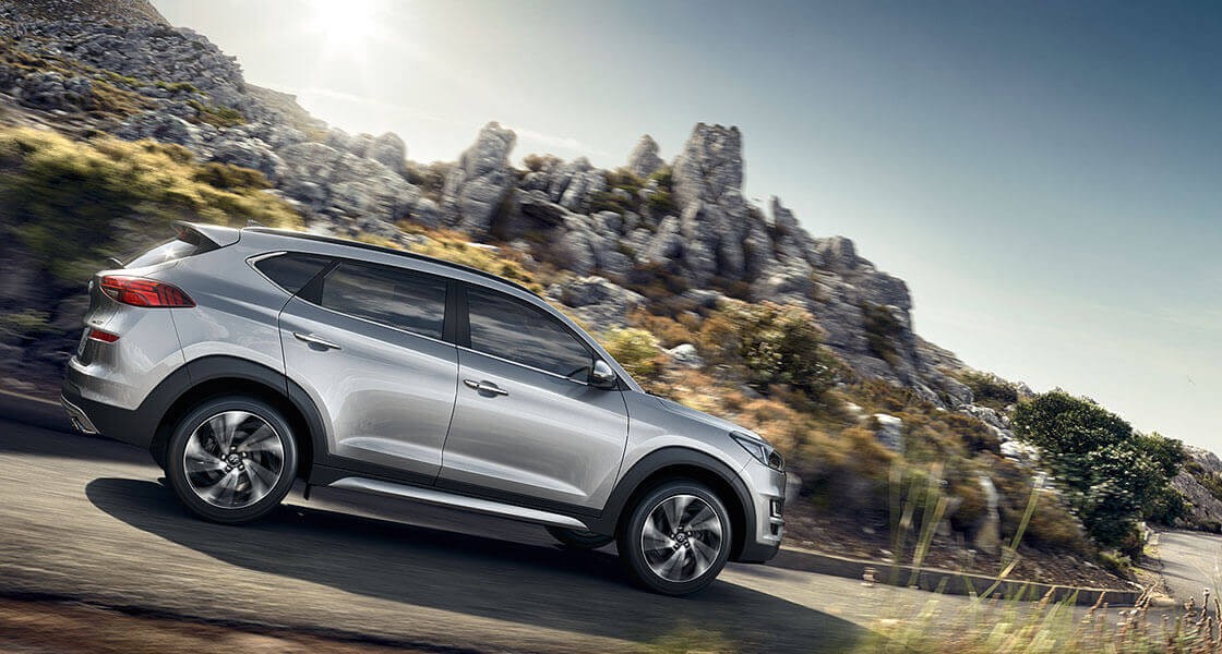 Fond d'écran du Hyundai Tucson 2024 avec le logo Hyundai SmartSense en évidence, montrant les technologies de sécurité avancées et la fiabilité de la voiture.