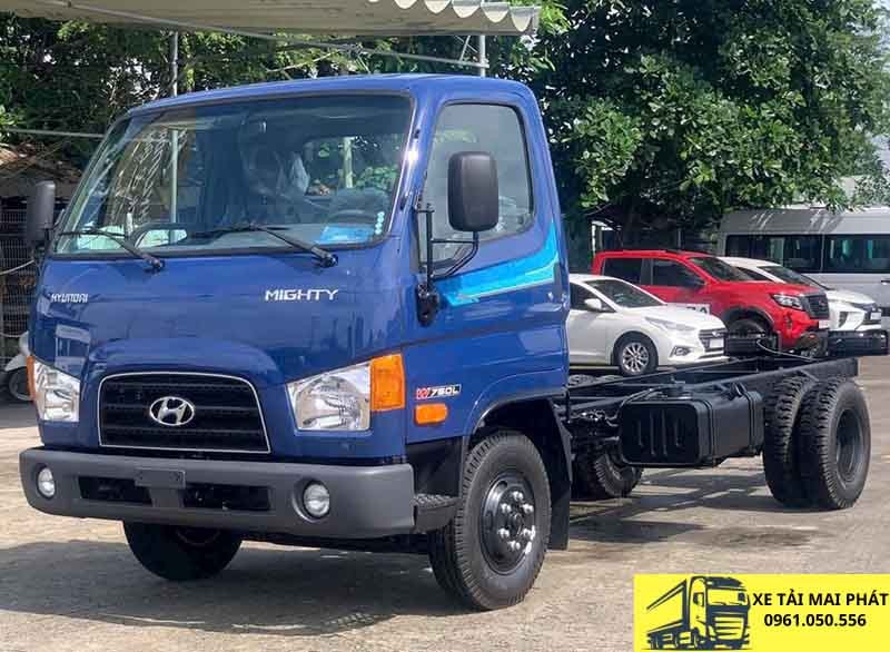 Hyundai W750L Euro 5 thùng lửng di chuyển trên đường phố