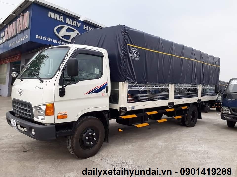 Hình ảnh cận cảnh ngoại thất xe tải Hyundai HD120SL Đô Thành, tập trung vào cabin, đèn và mặt ca lăng
