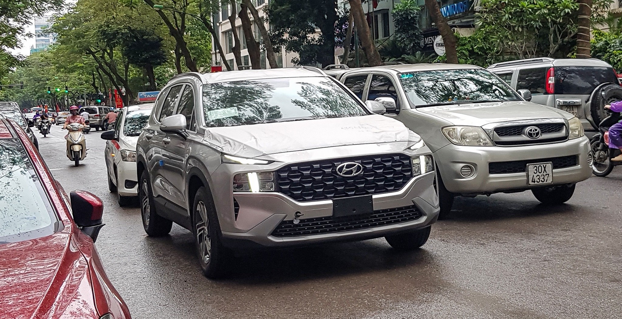 Hyundai Santa Fe 2021 chở tiền