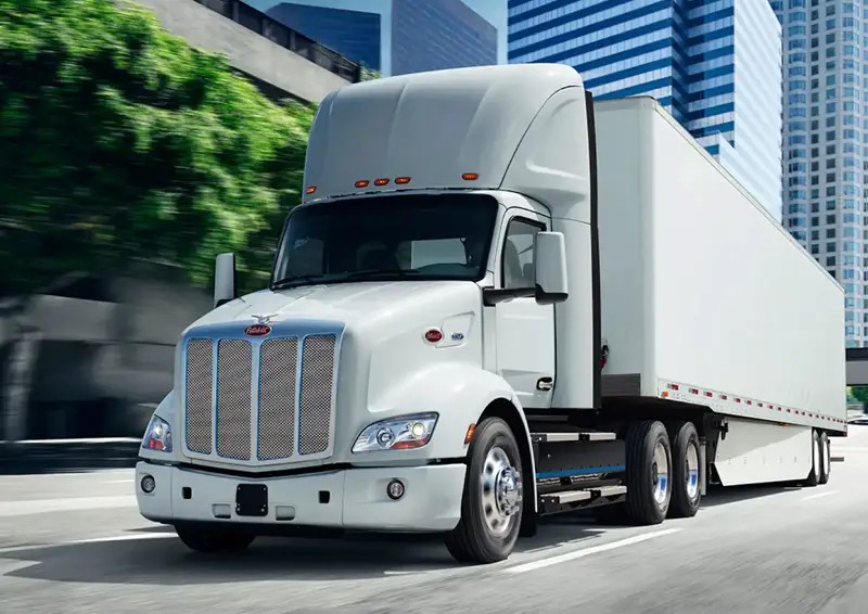 Ciągnik siodłowy Peterbilt 579 na drodze