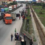 Hiện trường vụ xe tải đè vào người đi bộ ở Hải Dương, một tai nạn giao thông nghiêm trọng ngày giáp Tết, cho thấy hậu quả kinh hoàng của tai nạn xe tải.