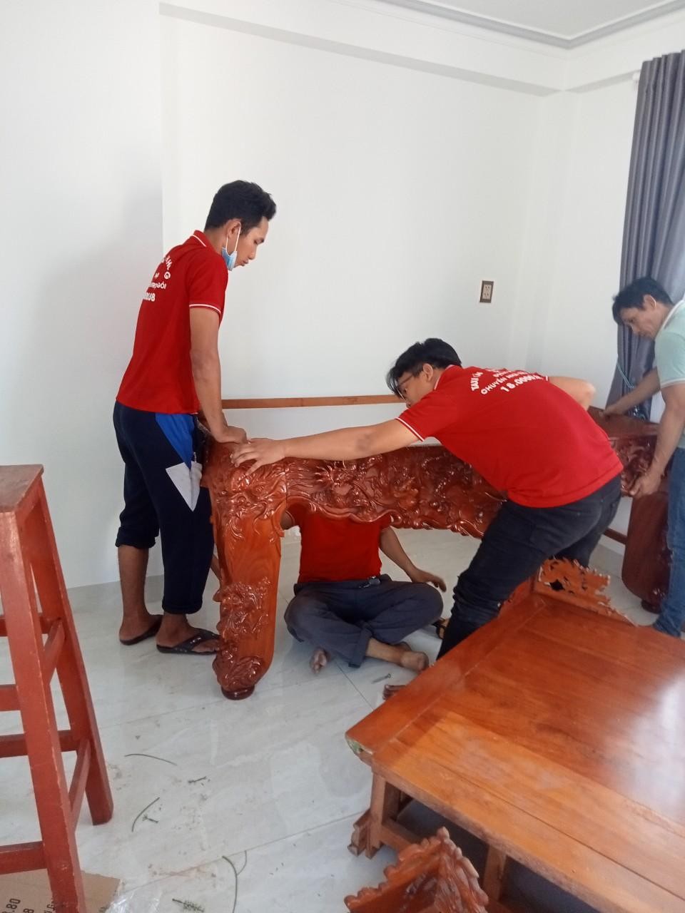 Nhân viên Thành Hưng tháo lắp đồ gỗ