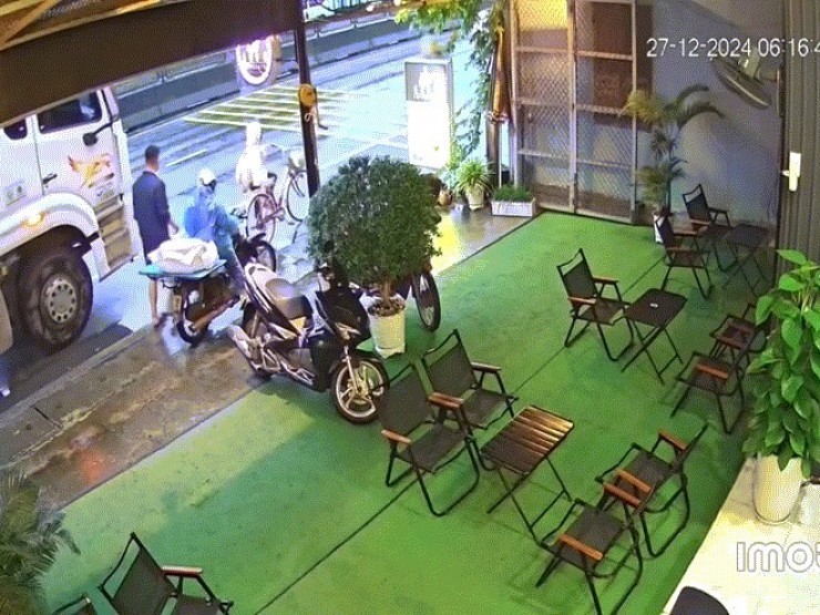 Xe máy đâm đuôi xe tải