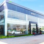 Showroom Kia Bình Dương trưng bày đa dạng các dòng xe tải và xe du lịch Kia hiện đại, sang trọng, tọa lạc tại vị trí giao thông huyết mạch trên Đại lộ Bình Dương.