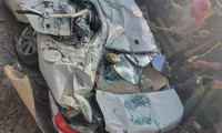 Hiện trường vụ tai nạn xe tải đè bẹp xe con ở Hòa Bình
