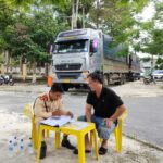 Hình ảnh CSGT xử phạt xe tải vi phạm giao thông, nhấn mạnh tính nghiêm minh của pháp luật