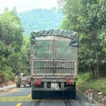 Xe đầu kéo chở cát quá tải lưu thông trên đường Trường Sơn Đông