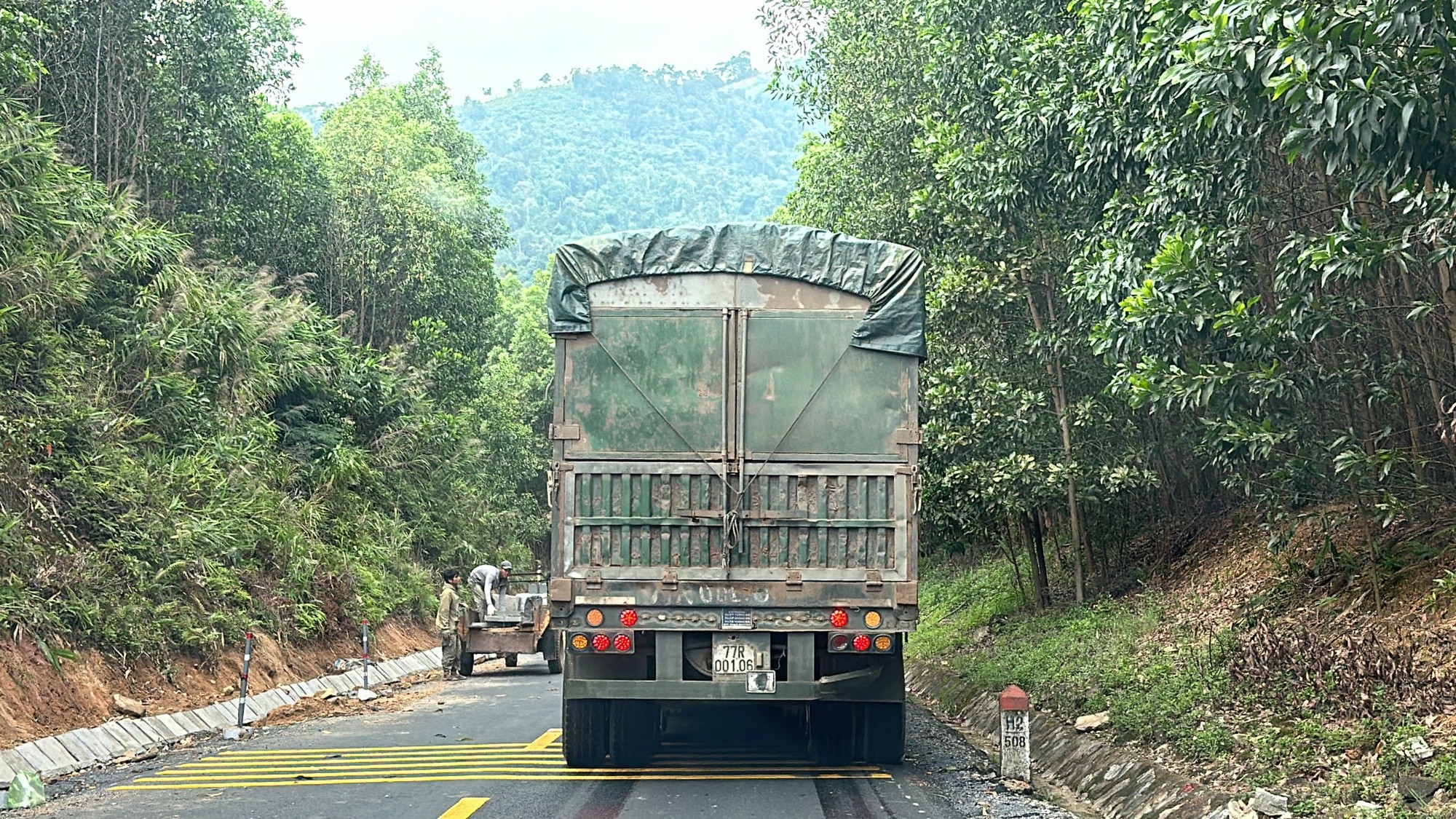 Xe đầu kéo chở cát quá tải lưu thông trên đường Trường Sơn Đông