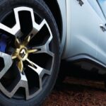 Phần đầu xe Renault Alaskan concept ấn tượng, lưới tản nhiệt lớn và logo Renault nổi bật, thể hiện phong cách thiết kế mới.