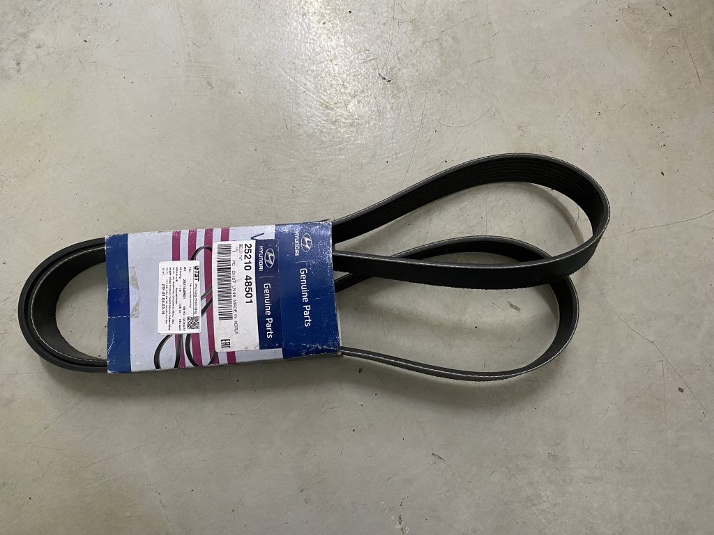 हुंडई एयर कंडीशनिंग कंप्रेसर बेल्ट D6AC HD270 HD320 HD700 की क्लोज-अप छवि, उच्च गुणवत्ता वाली सामग्री और डिज़ाइन दिखाती है।