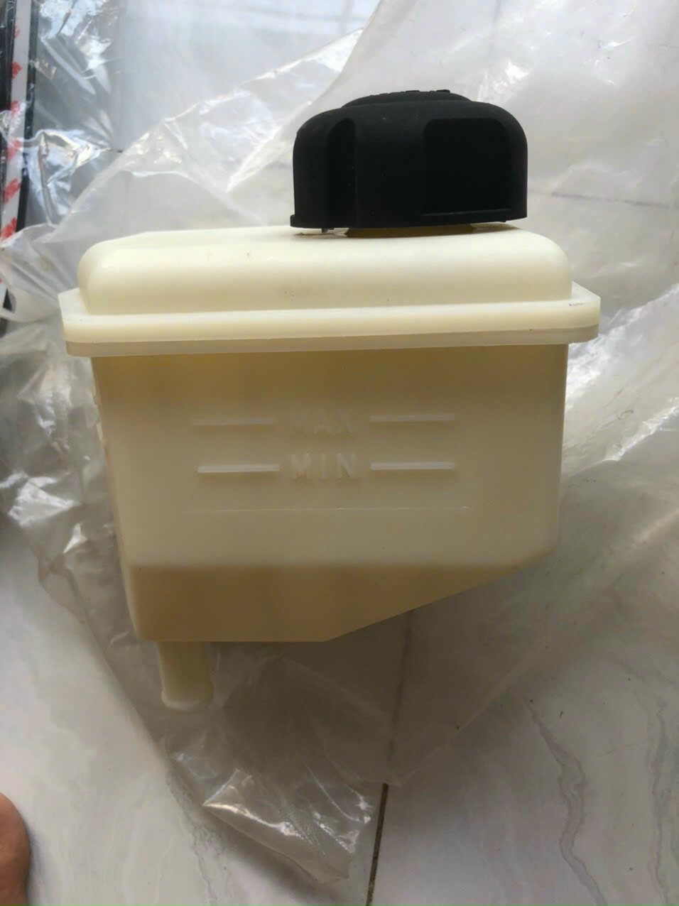 Hyundai Mobis truck power steering fluid reservoir, ensuring stable and safe operation