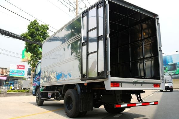 alt Hình ảnh chi tiết cửa sau thùng xe tải Mitsubishi 1.9 tấn