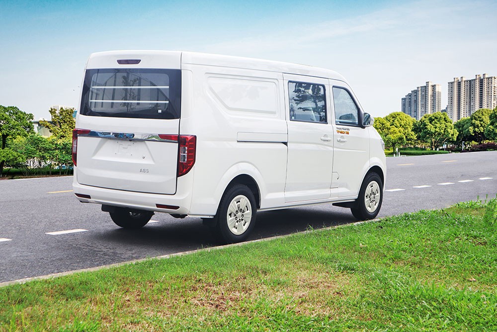 Xe tải van Thaco Frontier TF450V 5 chỗ 2023 với cửa lùa bên hông tiện lợi