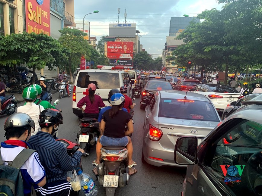 Tiếng còi xe cứu thương và sự thờ ơ của người tham gia giao thông