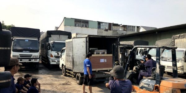 貨物を輸送中のトラック